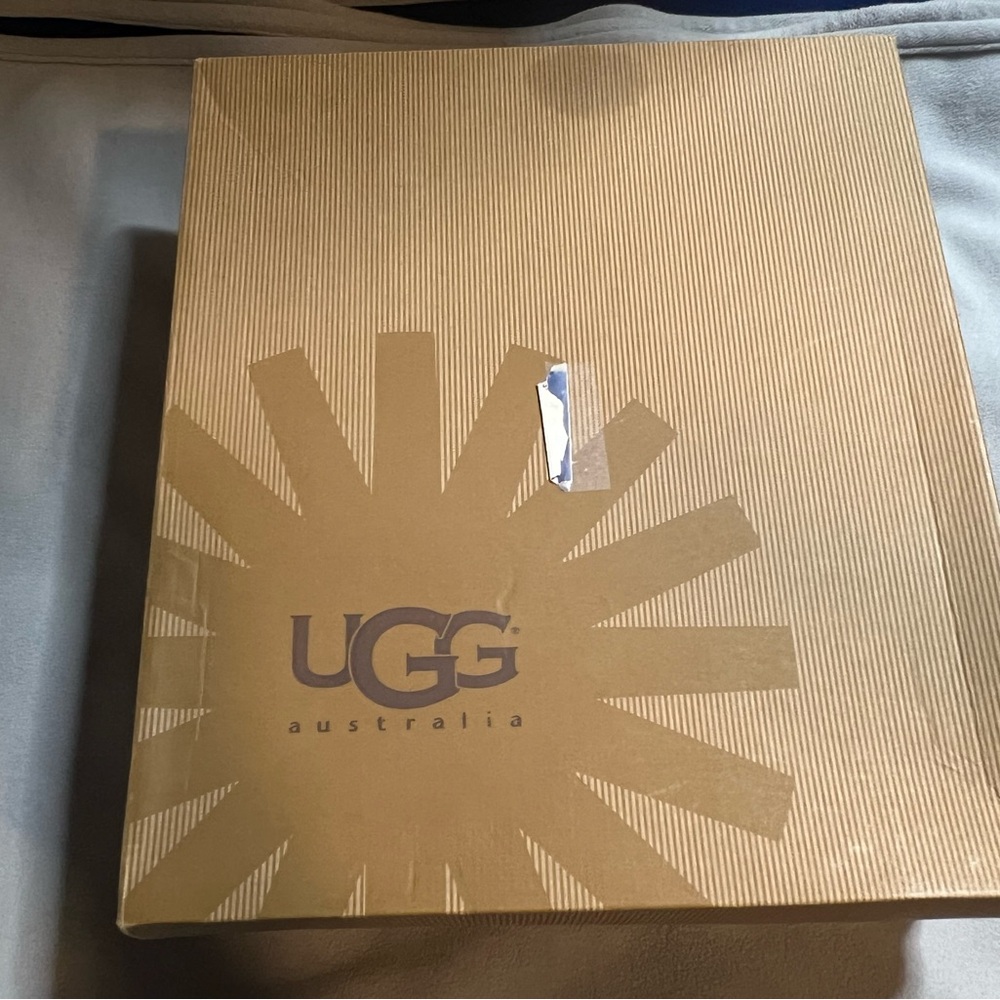 Ugg Bailey Button Bomber Size 7 - image 3